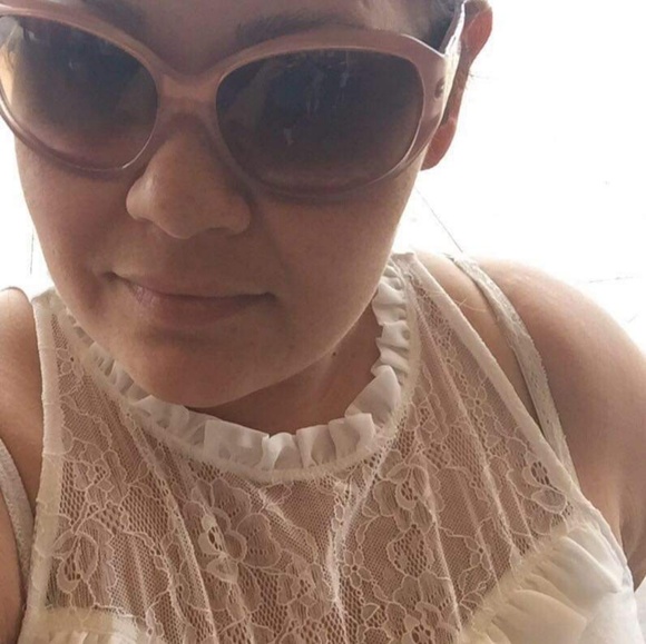 Meet your Posher, Vivian - Picture 2 of 3